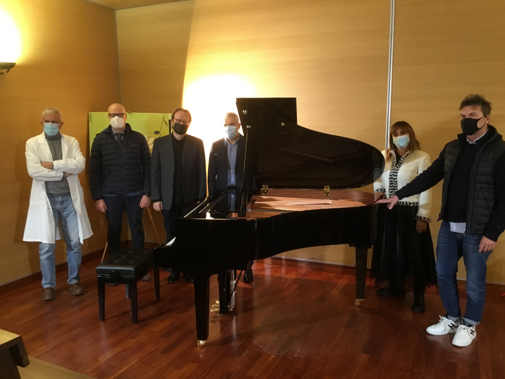 Solidarietà, Fondazione Marmo dona pianoforte al reparto di oncologia dell'ospedale Apuane di Massa Carrara