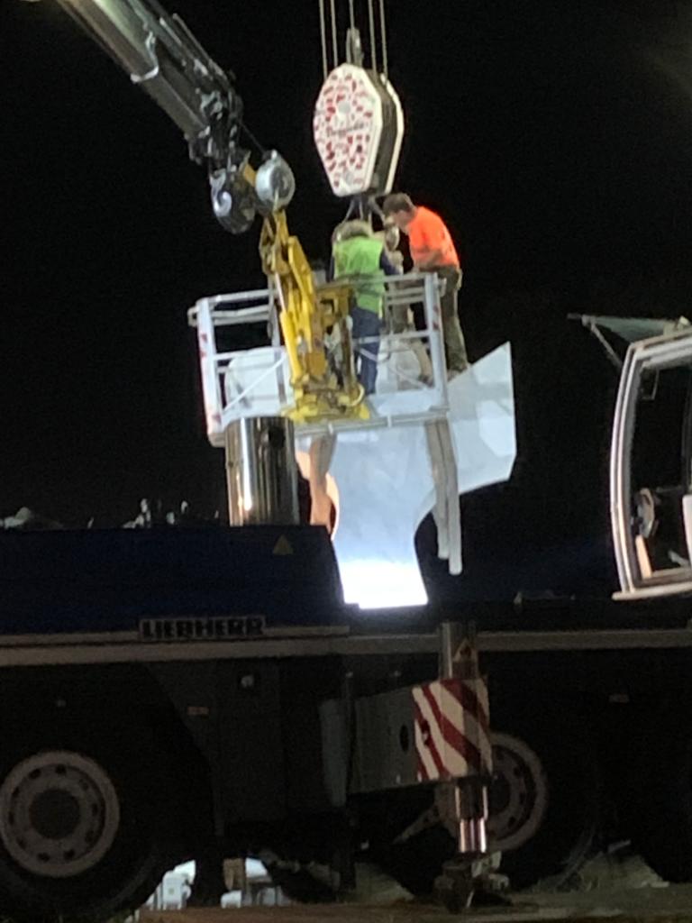 Carrara, installata alla rotonda dello svincolo autostradale la scultura “La Ballerina”