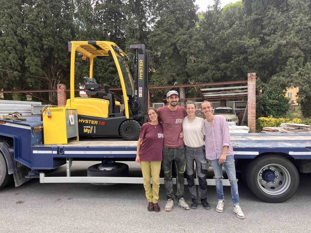 Carrara, un carrello elevatore per gli artisti dell’Officina d’Arte Ponte di Ferro